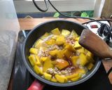 รูปขั้นตอนการทำที่ 2 ของ ผัดฟักทองหมูสับ