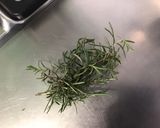 Une image de l'étape 2 de Marinade au vinaigre de vin, ail et herbes aromatiques.