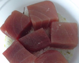 Foto del paso 1 de la receta: Aperitivo de atún marinado