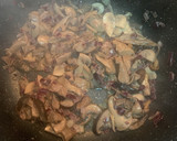 Foto del paso 3 de la receta: Risotto de jamón ibérico y setas
