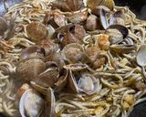Foto del paso 2 de la receta: Gulas con gambas y almejas