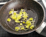 Foto del paso 3 de la receta: Lenguadina con costra de puerro y alcaparras
