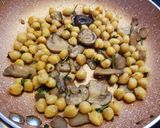 Foto del paso 3 de la receta Ensalada de garbanzos y setas con salsa de nueces, mostaza y miel