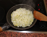 Foto del paso 6 de la receta: Filete de Lubina a la plancha, con salsa de limón, lima y miel, acompañado de ensalada de rúcula, manzana roja y aceitunas negras