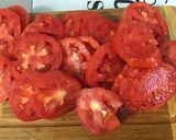 Une image de l'étape 3 de Salade de tomates aux pommes anciennes, oignon rouge et roquefort.