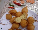 A picture of step 2 of Laddu peethi fried.