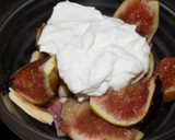 Foto del paso 4 de la receta: Compotera de piononono con higos, uvas y falsa crema