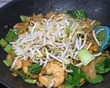 Foto langkah ke 4 dari resep Kwetiau Goreng Udang dan Bakso.