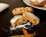 Foto del passaggio 6 della ricetta Biscotti all'arancia vegan con scorze d'agrumi e cioccolato