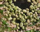 Foto del paso 4 de la receta: Fideuà de mariscos, con sepia sucia, galeras y gambones