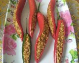 Foto langkah ke 3 dari resep Cabe merah goreng isi ayam cincang.