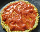 Foto del paso 6 de la receta: "Pizza" con base de coliflor al sartén🍕🧀🍖🥫🍅