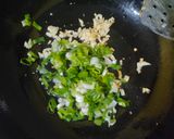 Foto langkah ke 3 dari resep Nasi Telur Ceplok Dengan Scallion Oil.