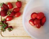 Foto del paso 1 de la receta: Empedrat de bacalao con gazpacho de fresas