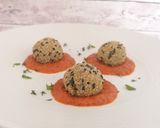 Foto del passaggio 7 della ricetta Polpette di ceci e melanzane su crema di peperoni