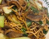 A picture of step 8 of Stir-Fried Noodles with Duck Leg.