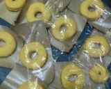 Foto langkah ke 5 dari resep Donat labu kuning toping coklat.