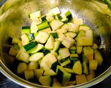 Une image de l'étape 1 de Gratin de pâtes courgettes, lardons, mozzarella.