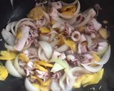 Hình bước làm 3 của món Mực xào thơm và hành Tây