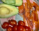 Foto del paso 2 de la receta: Tosta de aguacate, salmón marinado, tomate, yogur y pistachos