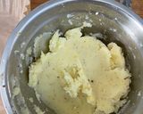 صورة لخطوة 1 من وصفة -بيتزا البطاطس اللذيذه🍕🥔!