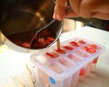 Foto langkah ke 5 dari resep Jelly Lychee Strawberry DEBM.