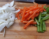 Foto del paso 3 de la receta: Huevo frito con arroz con tomate y verduras