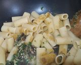 Foto langkah ke 4 dari resep Rigatoni Pasta Kari Hijau.