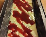 Une image de l'étape 3 de Cake au coulis de framboise et chocolat blanc.