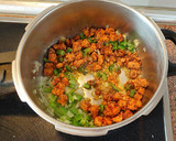 Foto del paso 4 de la receta: Arroz con pimientos y soja texturizada en olla rápida