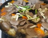 Foto langkah ke 7 dari resep Oseng Bakso Kembang Kol Wortel Jamur.