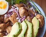 Une image de l'étape 3 de Pokebowl au poulet, avocat et oeuf.