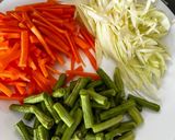 Foto langkah ke 1 dari resep Urab Sayur Bumbu Sangrai.
