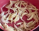 Une image de l'étape 1 de Salade de thon à la sauce d’oignons aigre-douce.