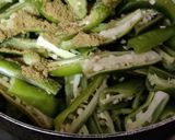 मसाला हरी मिर्च फ्राई(masala mirch fry recipe in hindi) रेसिपी चरण 2 फोटो