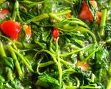 Foto langkah ke 3 dari resep Tumis Kangkung Saos Tiram.