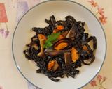 Foto del passaggio 2 della ricetta Fettuccine nere con cozze e cardocelli