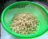 รูปขั้นตอนการทำที่ 4 ของ ข้าวผัดมาม่าหมูกรอบพริกหม่าล่า เจ