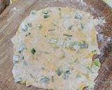 A picture of step 4 of Leek paratha.