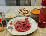 Foto del paso 1 de la receta: Ternera encebollada con champiñones