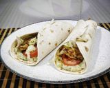 Foto del paso 6 de la receta: 🌯💚 Wrap vegetariano con proteína de soja y mayonesa de pepinillo