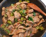 รูปขั้นตอนการทำที่ 2 ของ สันคอหมูผัดพริกแกงโหระพาถั่วพู low carb ไม่ใส่กะทิ