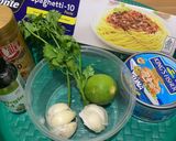 Foto langkah ke 1 dari resep Spaghetti Aglio e Olio Tuna dengan Daun Ketumbar.