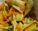 Foto del paso 1 de la receta: Crema de flor de calabaza 🌻🍵