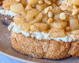 Foto del paso 2 de la receta: Tostadas de requesón y pera con piñones