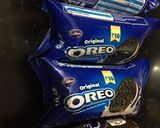 A picture of step 1 of Orio biscuits cake.