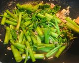 รูปขั้นตอนการทำที่ 3 ของ ผัดผักบุ้งหมูสับ คีโต