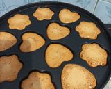 Foto langkah ke 4 dari resep Bolu karamel mini.