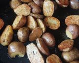 Фото кроку 5 до Запечена картопля половинками на дисковій сковороді на природі чи в духовці.