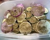 Une image de l'étape 6 de Courgettes et duo d’oignons grillés au zaatar et herbes aromatiques.
